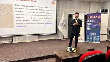 Kütahya'da jandarma, üniversite öğrencilerine uyuşturucu ve siber suç eğitimi verdi