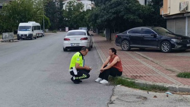 Manavgat'ta otomobil sürücüsü kazada yaralanan motosikletlinin yanından ayrılmadı