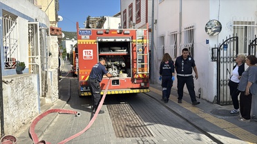 Muğla Bodrum'da üç katlı binanın ikinci katındaki yangında bir kedi telef oldu