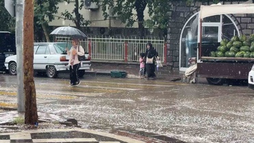 Şanlıurfa Siverek'te öğleden sonra sağanak vatandaşları hazırlıksız yakaladı