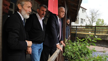 Karasu'da sel mağduru esnafı ziyaret eden SESOB, baraj-bent talebini DSİ'ye iletecek