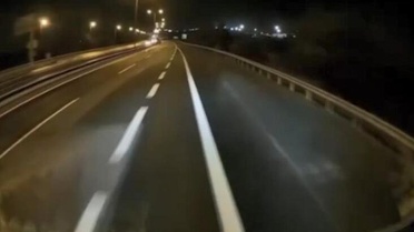 Silivri TEM'de otomobil TIR'la çarpıştı, TIR'ın altında kalmaktan son anda kurtuldu