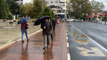 Tekirdağ'da kuvvetli sağanak hayatı olumsuz etkiledi, vatandaşlar duraklara sığındı
