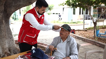 Kızılay'ın genç gönüllüleri Mersin'de huzurevi sakinleriyle buluştu