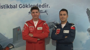 Türk Yıldızları Şanlıurfa'da TEKNOFEST'te gençlere hayallerini bırakmamayı öğütledi