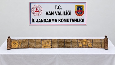 Van İpekyolu'nda jandarma, altın yaldızlı Tevrat olduğu değerlendirilen eseri ele geçirdi