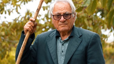 78 yaşındaki Hüseyin Er, Kaman'da ceviz bahçesinde bozlak söyleyerek üretiyor