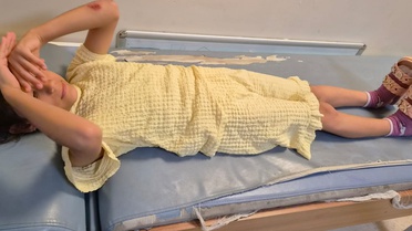 Adana Seyhan'da kapatılmayan çukura düşen elektrikli bisiklette baba ve kızı yaralandı