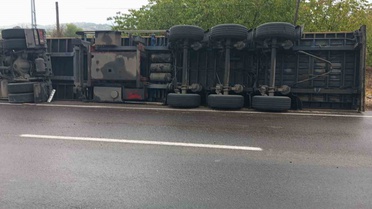 Adıyaman Gölbaşı'nda kontrolden çıkan tır yan yattı, sürücü yara almadan kurtuldu