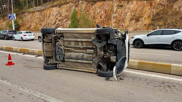 Afyonkarahisar'da çarpışan iki otomobilden biri devrildi, sürücüler yaralanmadı.