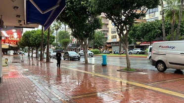 Alanya'da sağanak sabah saatlerinde etkili oldu, bazı vatandaşlar tentelere sığındı