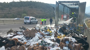 Bolu'da tır dorsesinde çıkan yangın söndürüldü, dorse kullanılamaz hale geldi