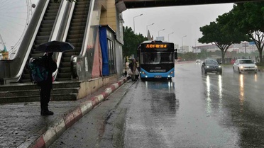 Antalya'da sağanak su birikintilerine yol açtı, yağış yarın sabaha kadar sürecek