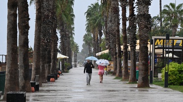 Antalya'da sağanak yağışa rağmen Konyaaltı Sahili'nde denize girildi