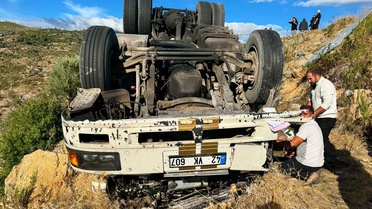 Antalya Manavgat'ta kontrolden çıkan tır şarampole devrildi, 53 yaşındaki sürücü öldü