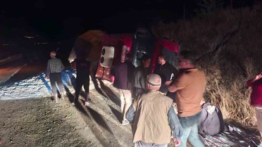 Aydın Karpuzlu-Çine yolunda kum yüklü tır devrildi, sürücü yaralandı, yol kapandı