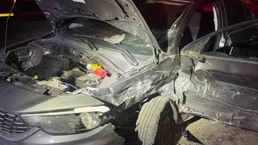 Batman Diktepe'de otomobil şarampole yuvarlandı, sıkışan sürücüyü itfaiye kurtardı