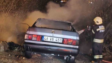 Muğla Bodrum'da tek taraflı kazada otomobilde yangın çıktı, ölen yaralanan olmadı