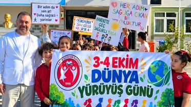 Bornova'da Doktor Cavit Özyeğin İlkokulu öğrencileri Hareketli Yaşam için yürüdü