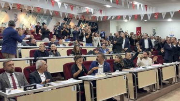 Çiğli Belediye Meclisinde YENİ Partili Ballıkaya, Başkan Yıldız'a su şişesi fırlattı