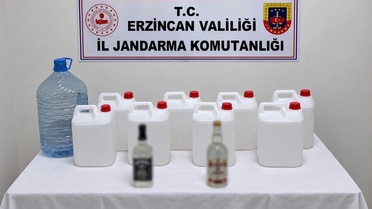 Erzincan Çağlayan'da bir ikamette 40 litre etil alkol, 15 litre sahte rakı bulundu