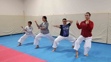 Genç sporcular haftanın 6 günü karate yapıyor