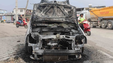 Hatay Antakya'da seyir halindeki Fiat Doblo yanarak kullanılmaz hale geldi