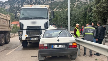Isparta Eğirdir'de ters yöne giren otomobil kamyonla çarpıştı, yaralanan olmadı