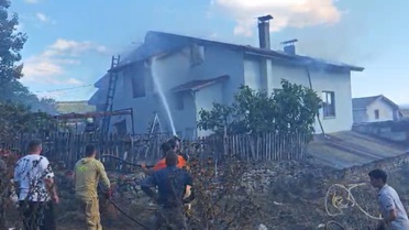 Karabük Safranbolu'ya bağlı Düzce köyünde çatı yangını itfaiye ekiplerince söndürüldü