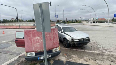 Karaman'da iki otomobilin kavşakta çarpıştığı kazada 1 kişi yaralandı