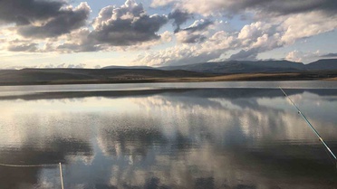 Kars Selim'de Bayburt Baraj Gölü'nde bulutlar suya yansıyınca adeta gökyüzü suya indi