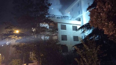 Kartal'da metruk binanın çatısındaki yangın itfaiyece söndürüldü, ölü yaralı yok