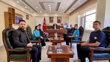Keban Kaymakamı Onur, Abu Dabi finaline kalan 3 lise öğrencisi ve öğretmeni ağırladı