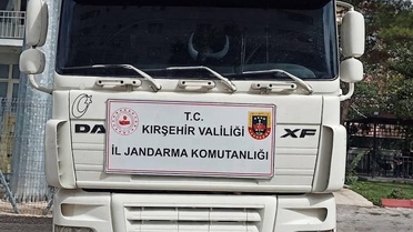 Kırşehir'de başka aracın şasesi takılan tır jandarmanın şok yol kontrolünde yakalandı