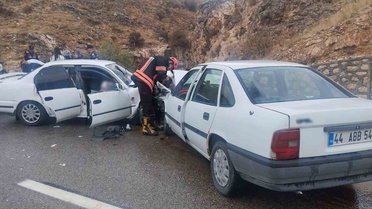 Malatya Akçadağ'da iki otomobil kafa kafaya çarpıştı, 6 kişi yaralandı