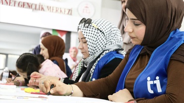 İHH Manisa'nın etkinliğinde çocuklar Filistinli akranları için resim çizdi