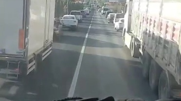 Mardin-Diyarbakır yolunda sürücüler itfaiye aracına fermuar yöntemiyle yol verdi