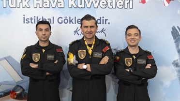 TEKNOFEST Şanlıurfa'da SOLOTÜRK lideri Bakıcı gençlerin pilotluk hayaliyle duygulandı