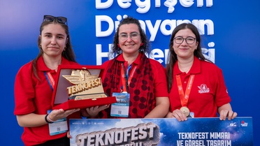 İpek İlkyaz ve Duru Nisa Seber, TEKNOFEST'te çip ve mozaik projesiyle birinci oldu