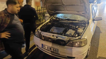 Van Erciş'te seyir halindeki otomobilin motor kısmında çıkan yangın söndürüldü