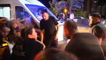 Adana Kozan'da yağışta sulama kanalına düşen otomobilde sıkışan 2 kişi yaralandı