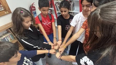 Aydın İl Halk Kütüphanesi çocuklara kitap okuma ve bileklik etkinliği düzenledi