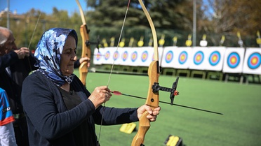 Ankara'da çocuklar, Emekliler Derneği etkinliğinde büyüklerine okçuluk öğretti