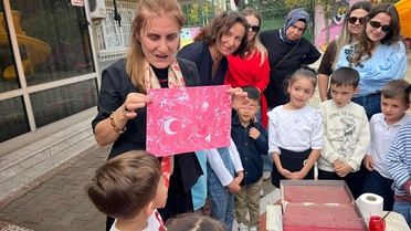 Buca'da anaokulu öğrencileri aileleriyle ebru yapıp Türk bayrağı işledi