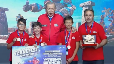 Çorumlu öğrenciler TEKNOFEST'teki Türkiye birinciliği ödülünü Cumhurbaşkanı Erdoğan'ın elinden aldı