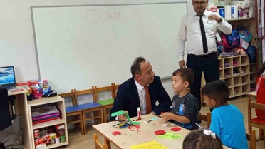 Efeler İlçe Milli Eğitim Müdürü Çomruk, okul ziyaretinde öğrencilerle oyun oynadı