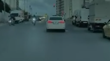 Esenyurt'ta hatalı U dönüşü kazası kamerada, motosiklet sürücüsü hafif yaralandı