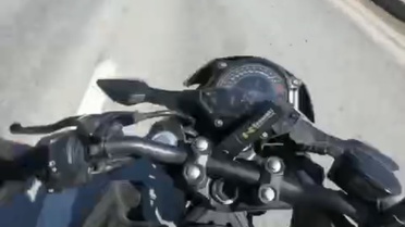 Eskişehir'de motosiklet sürücüsü şerit değiştirirken savruldu, anlar kask kamerasında