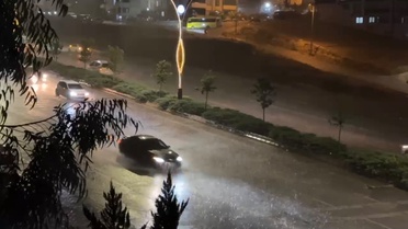 Gaziantep'te sağanak yolları göle çevirdi, sürücüler zor anlar yaşadı, Valilik uyardı