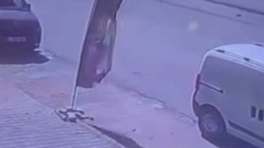 Hatay'da kamyonet park halindeki otomobile ok gibi saplandı, kadın son anda kurtuldu